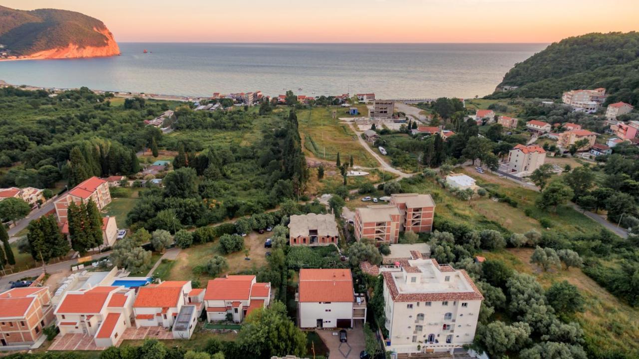 Apartments Viktorija Petrovac エクステリア 写真