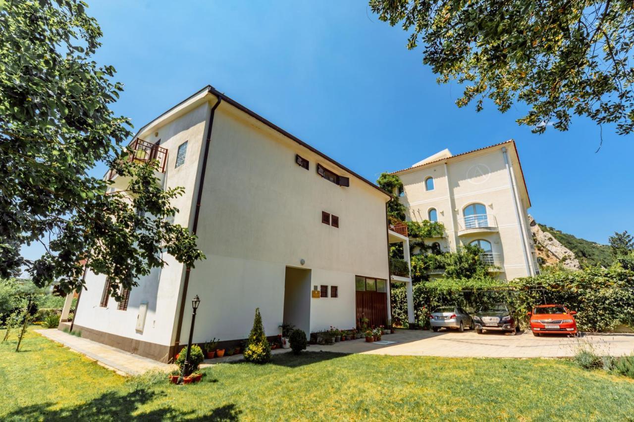 Apartments Viktorija Petrovac エクステリア 写真