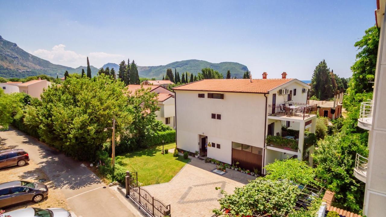 Apartments Viktorija Petrovac エクステリア 写真