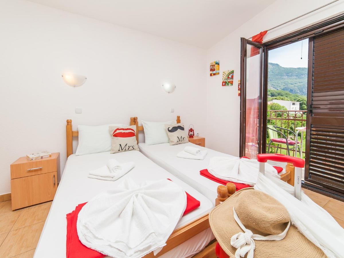 Apartments Viktorija Petrovac エクステリア 写真