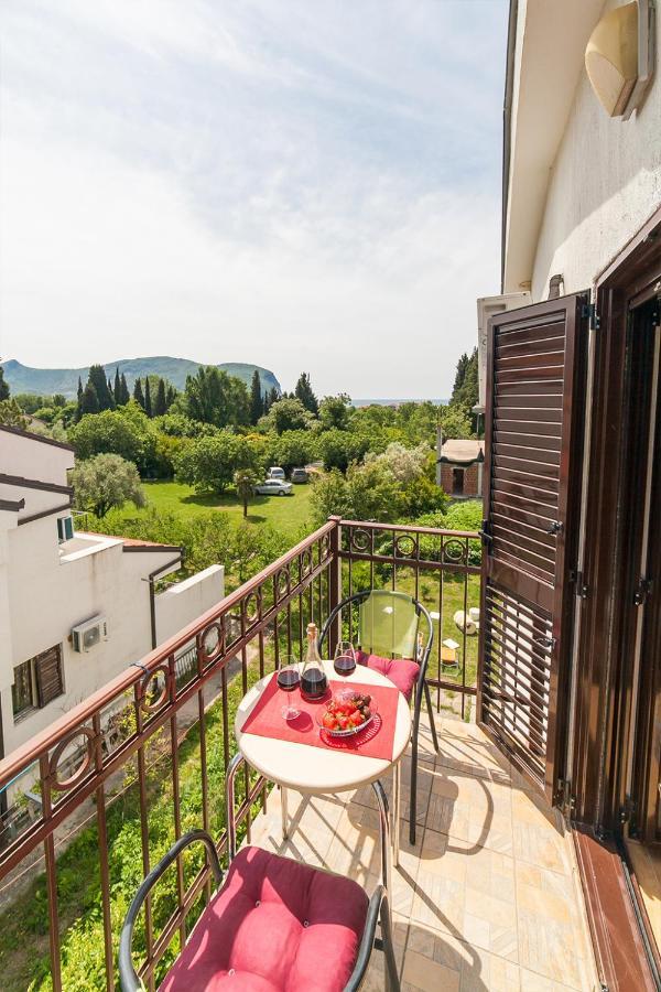 Apartments Viktorija Petrovac エクステリア 写真