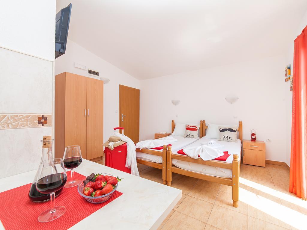 Apartments Viktorija Petrovac エクステリア 写真