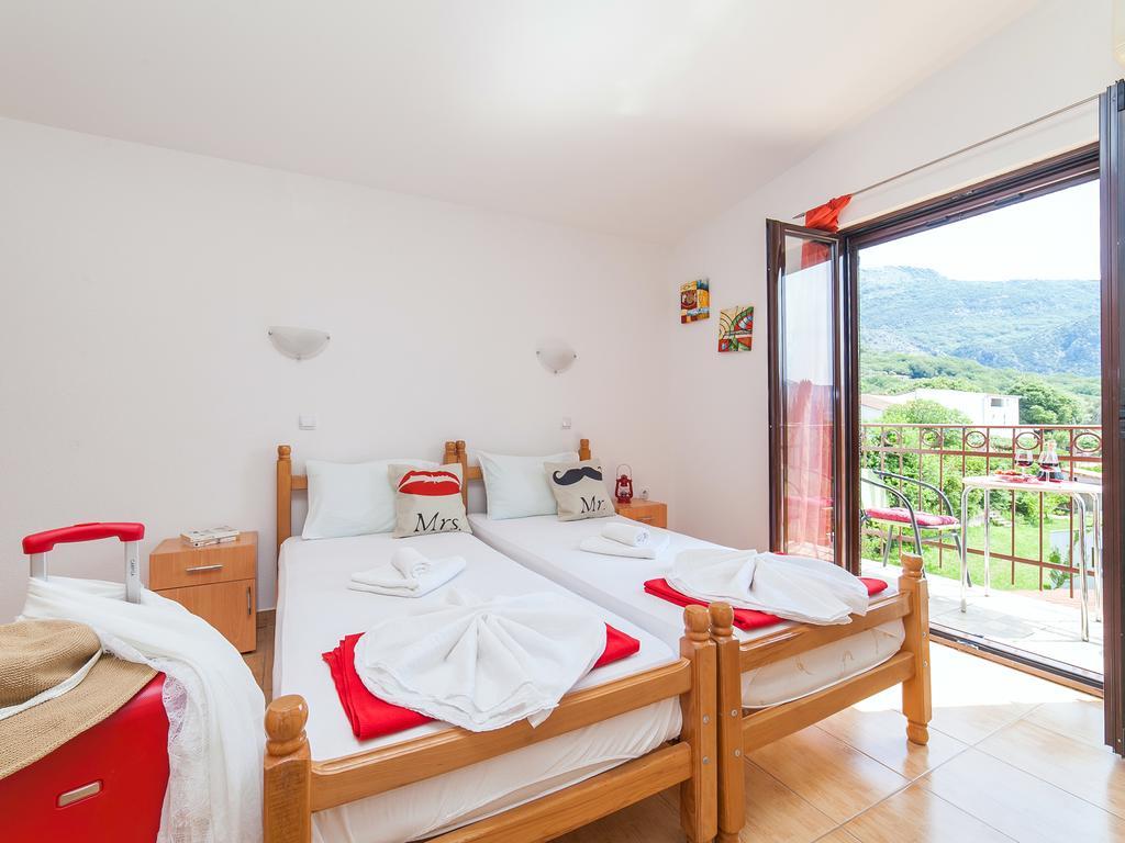 Apartments Viktorija Petrovac エクステリア 写真