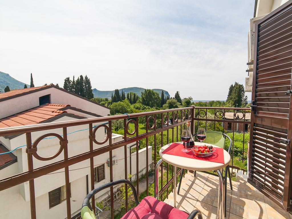 Apartments Viktorija Petrovac エクステリア 写真